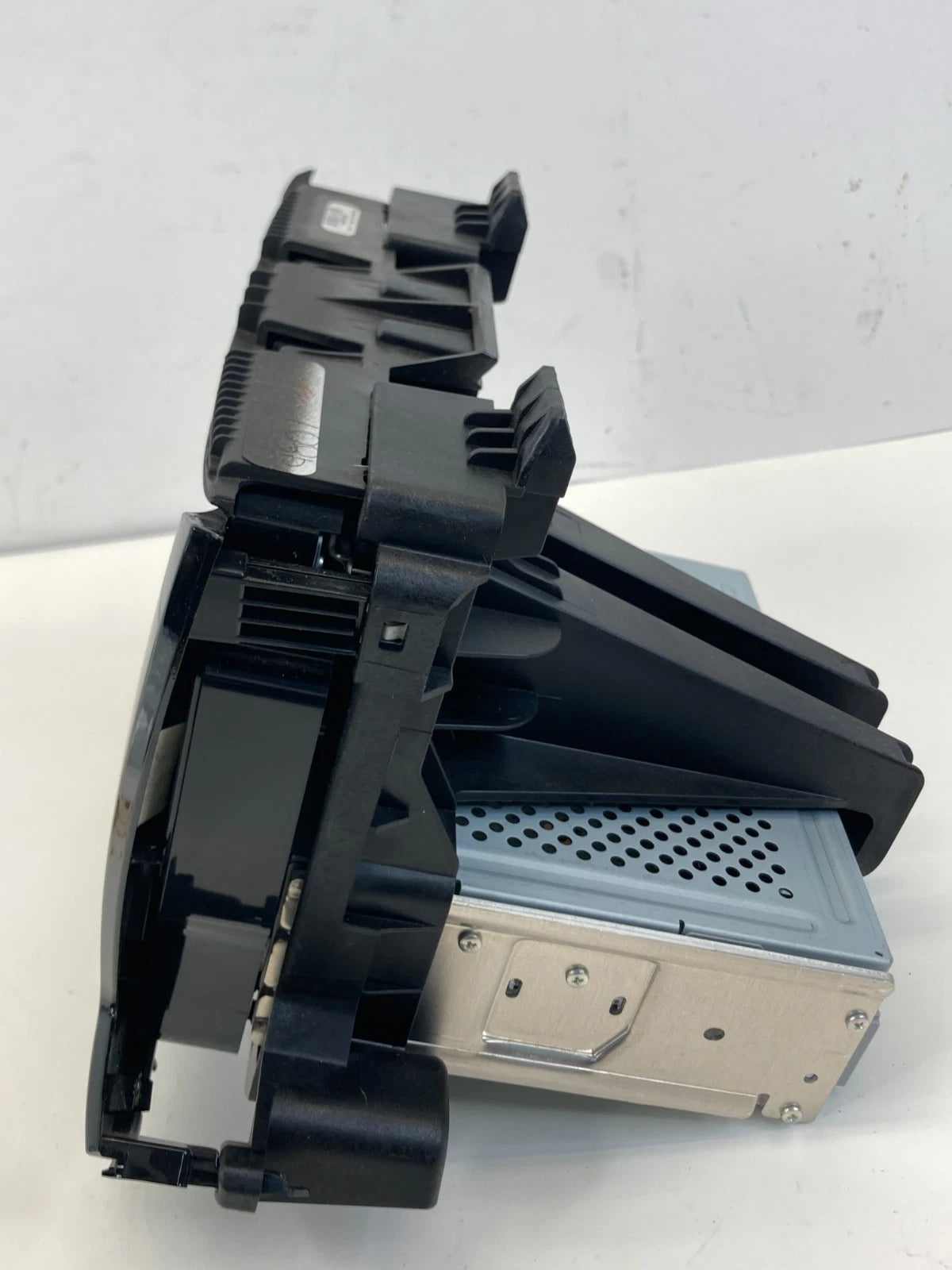 2018-2020 Chevrolet Trax Audio Screen Radio AM/FM CD Radio Player 84388576 OEM