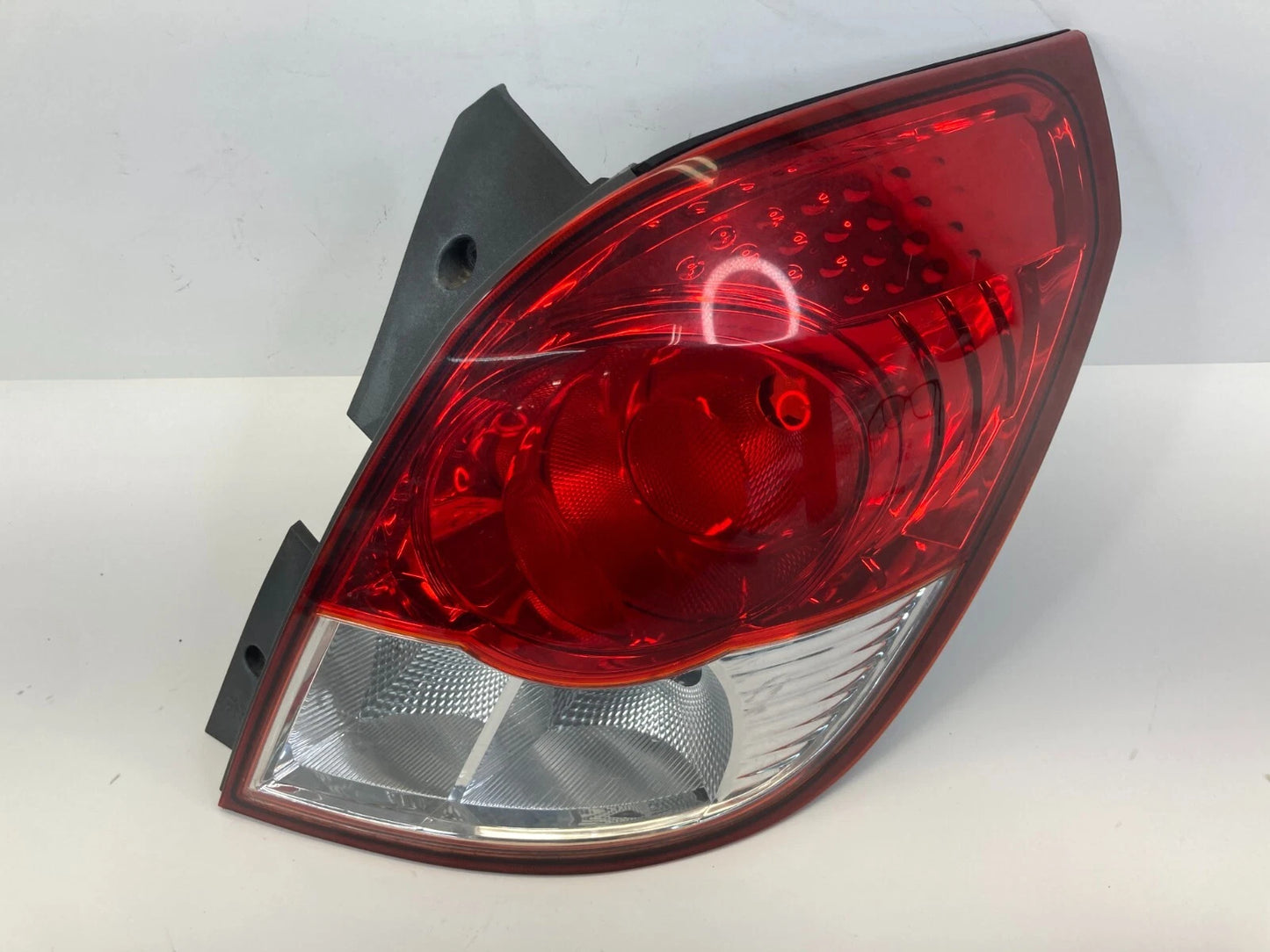 2008-2010 SATURN VUE REAR RIGHT SIDE QUARTER PANNEL MOUNTED TAIL LIGHT TAILLIGHT