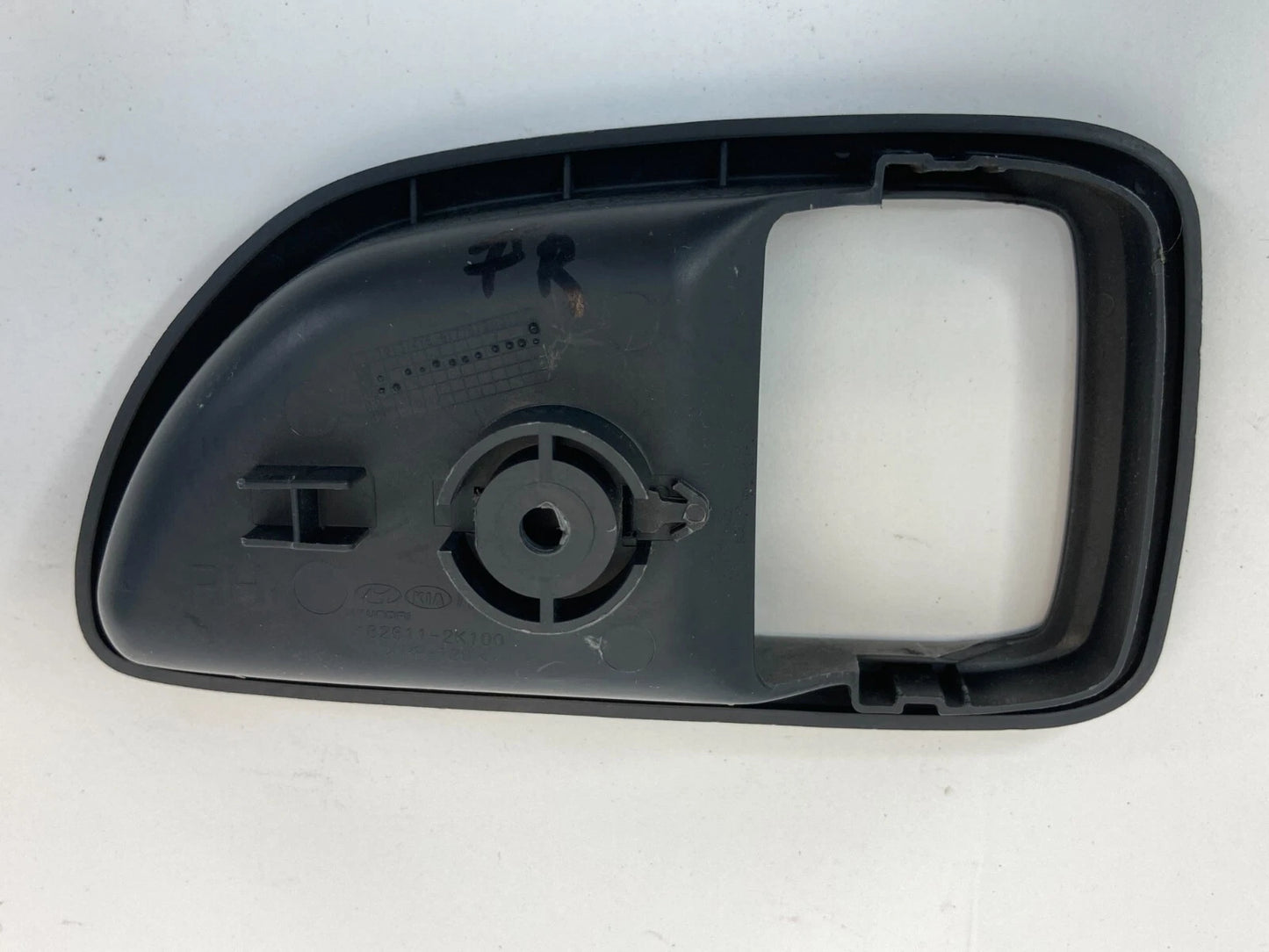 10-13 KIA SOUL FRONT RIGHT SIDE INNER DOOR HANDLE COVER BEZEL TRIM 82611-2K100