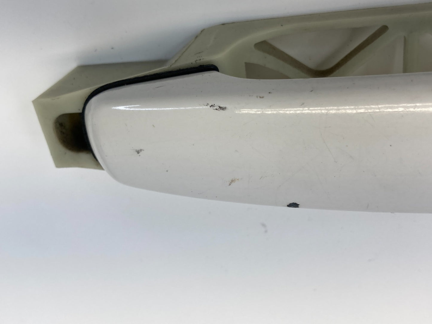 05-10 Pontiac G6 Front Left Side Exterior Door Handle Assembly 8554 White OEM