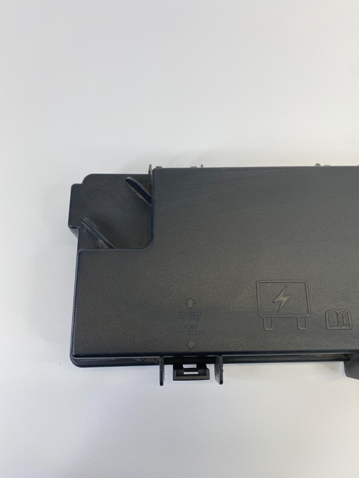 2011-2013 Chrysler Town & Country Fuse Relay Box Battery Cover Lid R62337-001