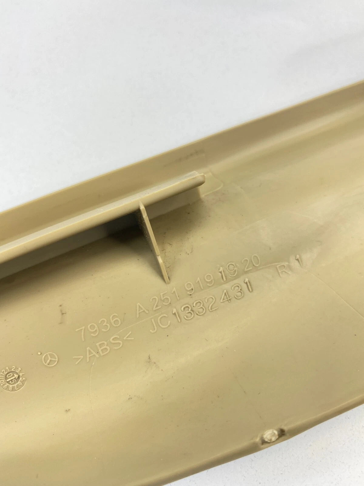 06-09 MERCEDES-BENZ R350 FRONT RIGHT SIDE SEAT TRACK RAIL COVER TRIM A2519191920
