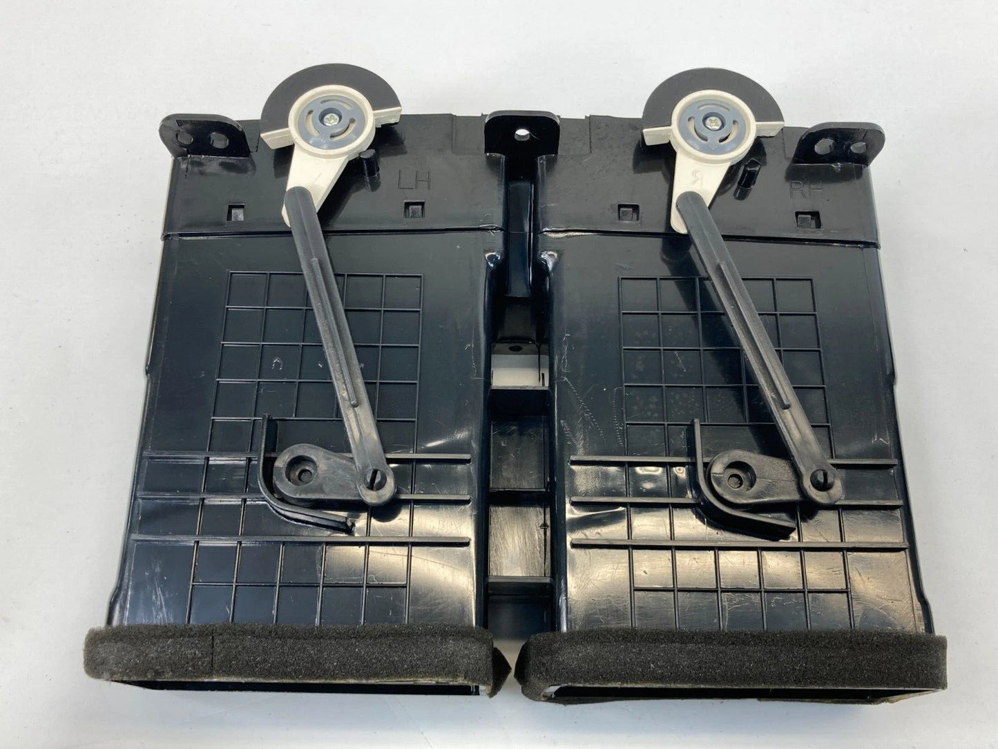 05-10 KIA SPORTAGE CENTER DASH A/C AIR VENT HEATER OUTLET DUCT GRILL 80337648