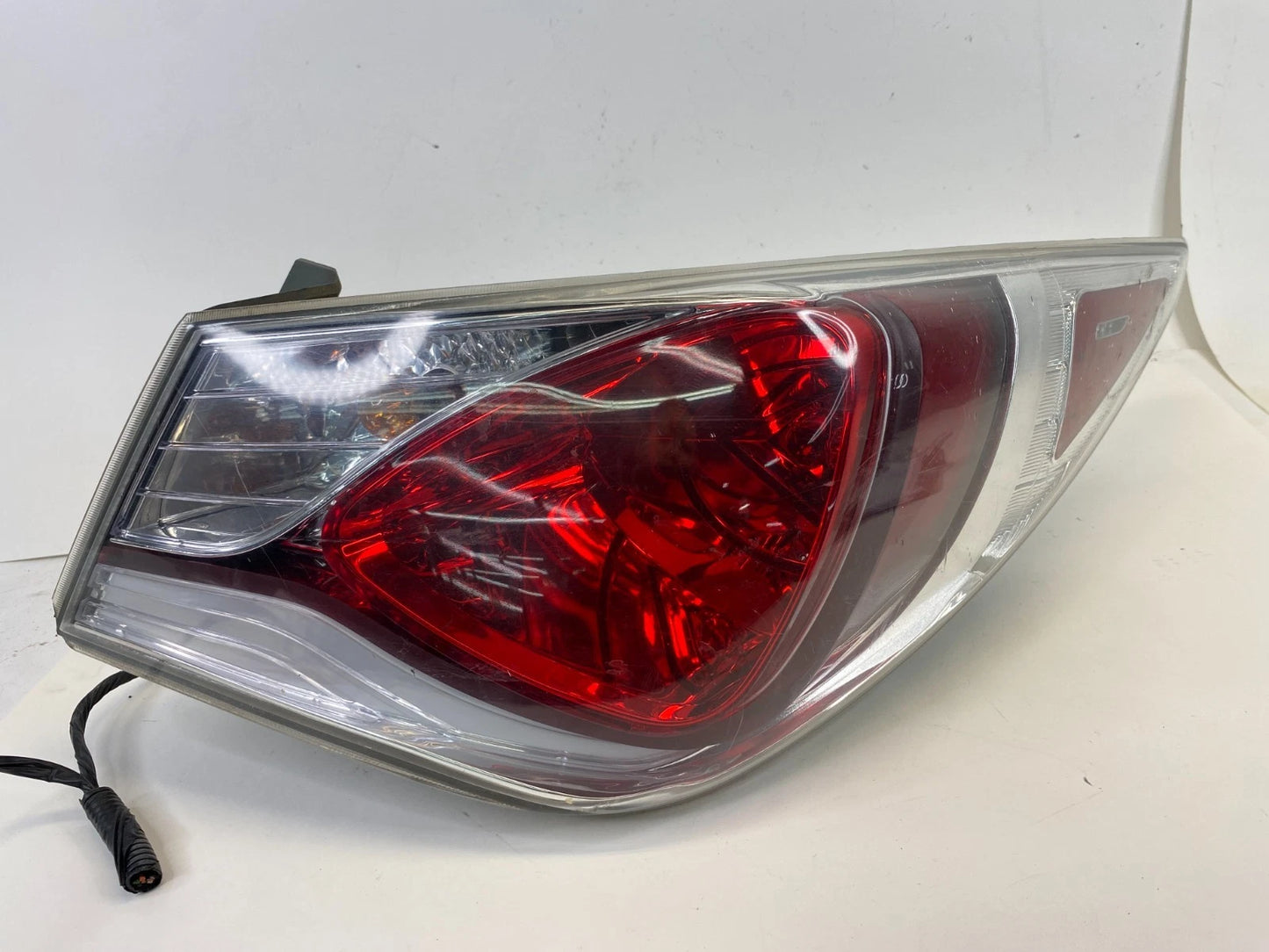 2011-2015 HYUNDAI SONATA RIGHT SIDE TAILLIGHT TAIL LIGHT LAMP OUTER QUARTER OEM