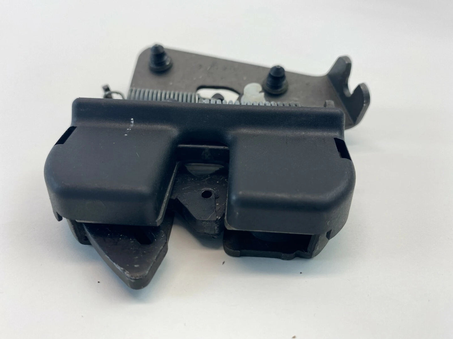 04 05 BMW 545I SEDAN REAR LEFT FOLDING SEAT LATCH LOCK FRAME BASE 52207112863