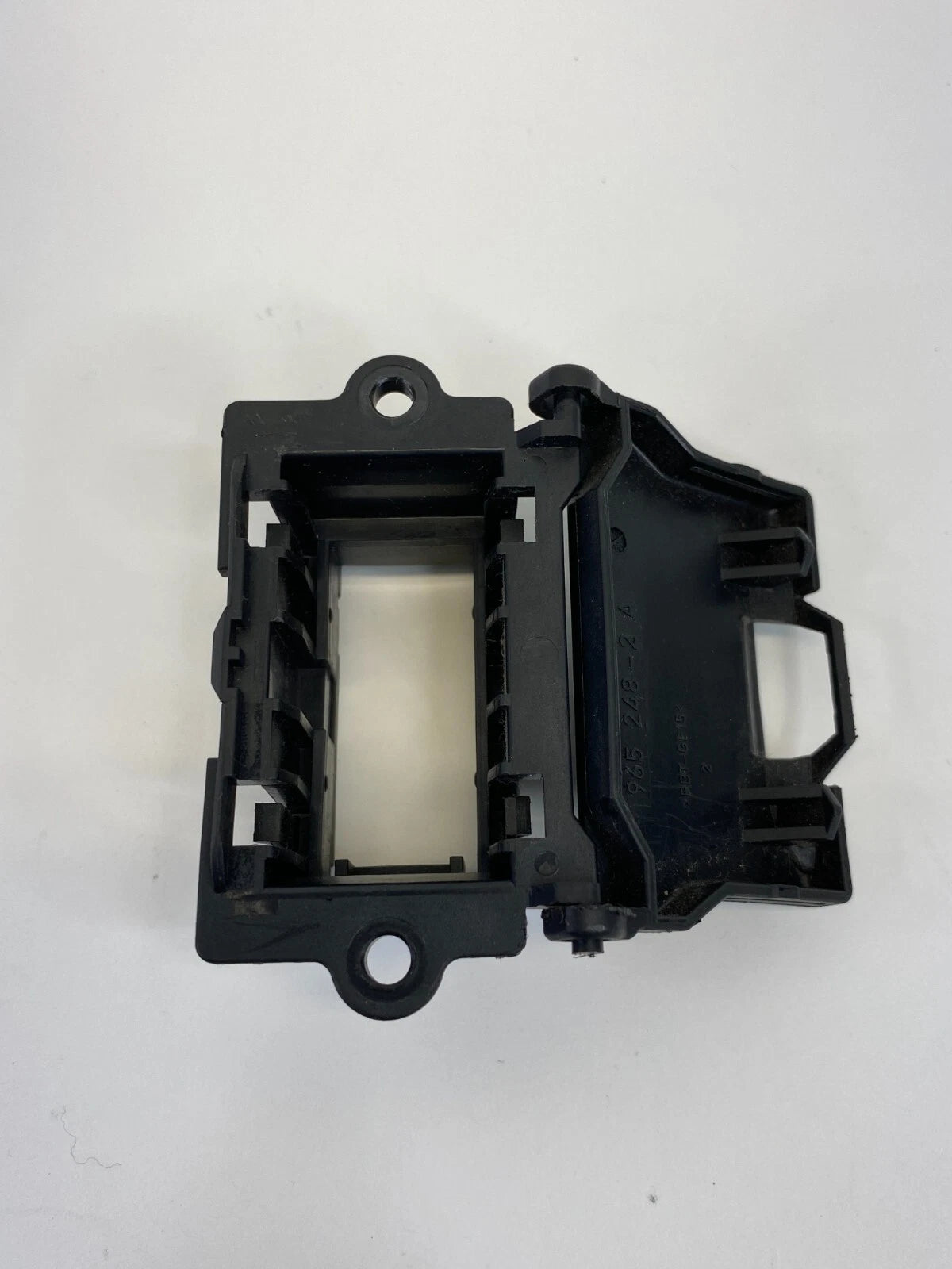 2003-2006 MERCEDES-BENZ E500 DIAGNOSTIC PLUG PORT UNDER COVER 202-540-23-73