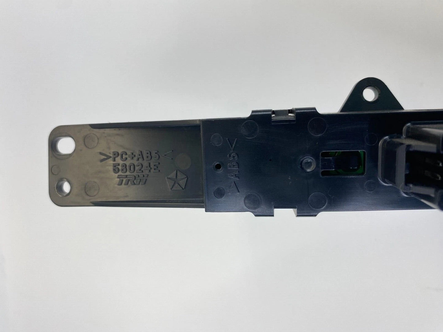 05-07 CHRYSLER TOWN & COUNTRY DASH HAZARD LIGHT CONTROL SWITCH 05134628AA OEM