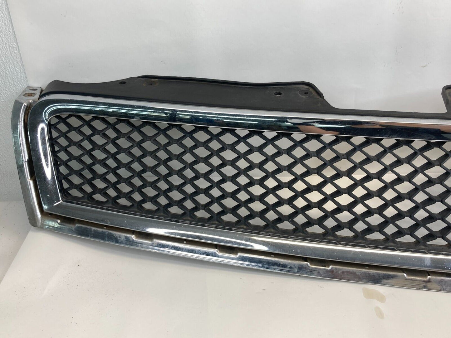 2009-2012 Chevrolet Traverse Front Bumper Upper Grill Grille Assembly 15944627