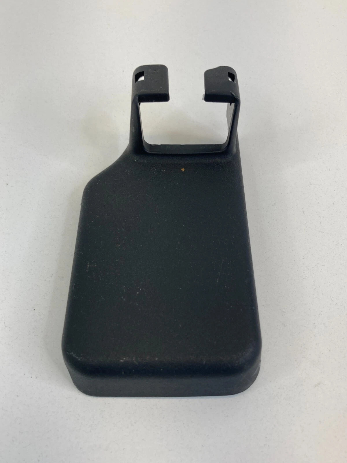 08-17 MITSUBISHI LANCER RIGHT SIDE SEAT TRACK END COVER ANCHOR TRIM CAP 6977A395
