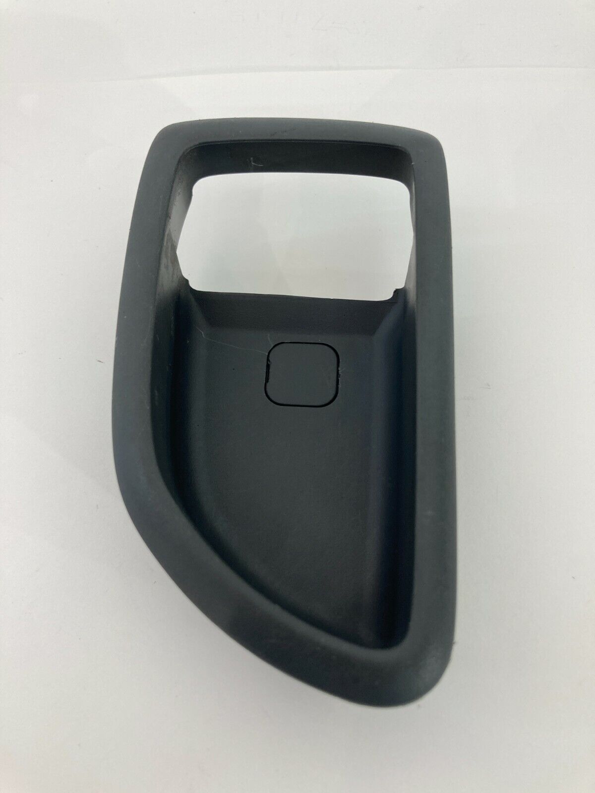 2003-2009 Kia Sorento Front Left Side Inner Door Handle Bezel Cover 82612-3E000