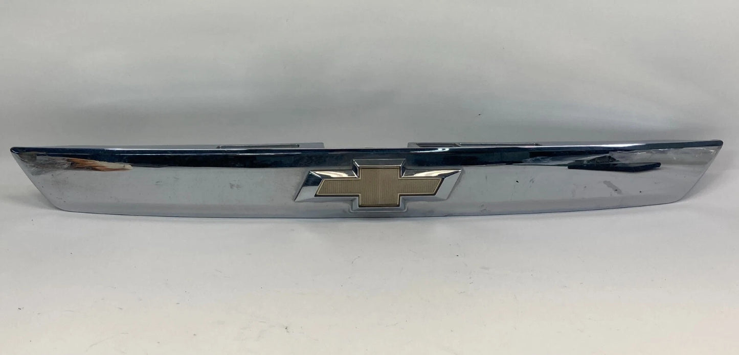 10-15 CHEVROLET EQUINOX LIFTGATE DECK LID CENTER APPLIQUE CHROME 23188127 OEM