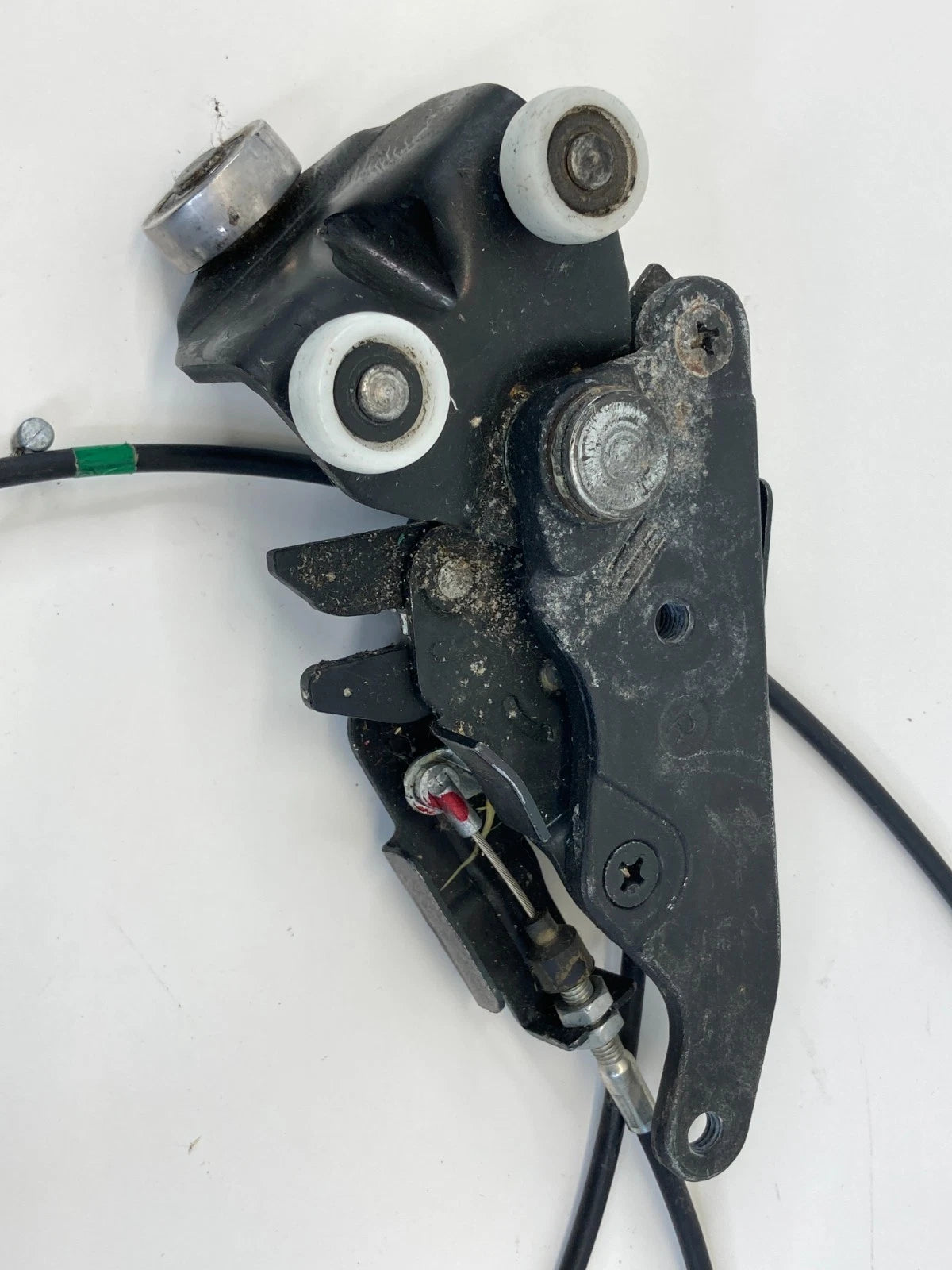 05-10 HONDA ODYSSEY RIGHT PASSENGER SLIDING DOOR LOWER ROLLER LATCH W/ CABLE OEM