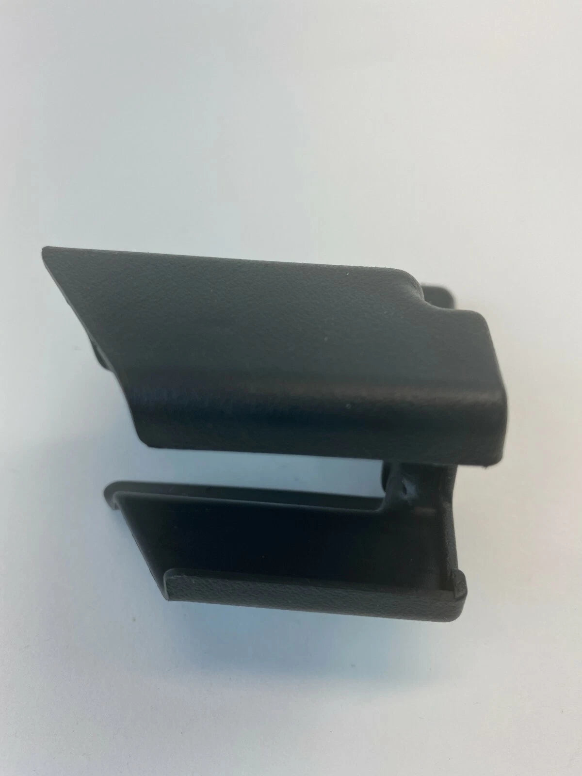 04-06 KIA AMANTI FRONT RIGHT PASSENGER SEAT RAIL TRACK END COVER 88568-3F002 OEM