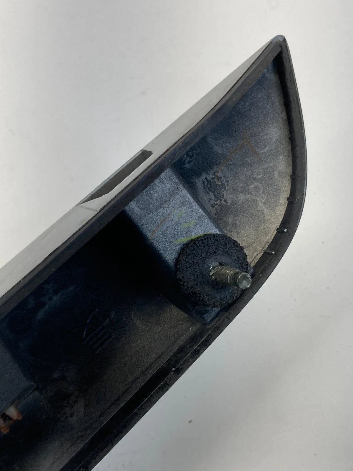 2000-2004 NISSAN PATHFINDER RR LIFTGATE LID LICENSE MOLDING GARNISH W/EMBLEM OEM