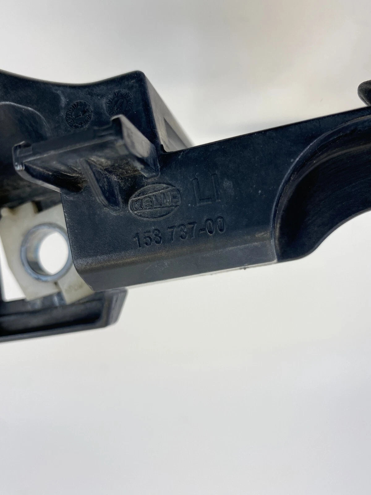 2006 2007 BMW 530XI FRONT LEFT SIDE HEADLIGHT HEADLAMP BRACKET SUPPORT 15373700