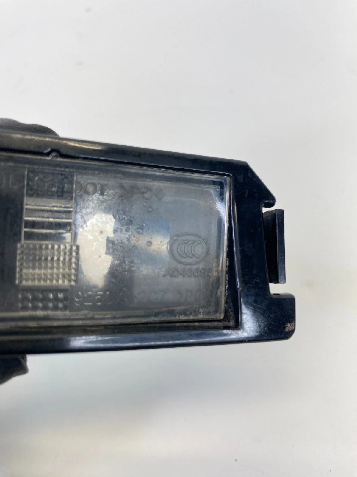 2012-2017 KIA RIO REAR LICENSE PLATE LIGHT LAMP HOUSING ASSEMBLY 9250X-2C7 OEM