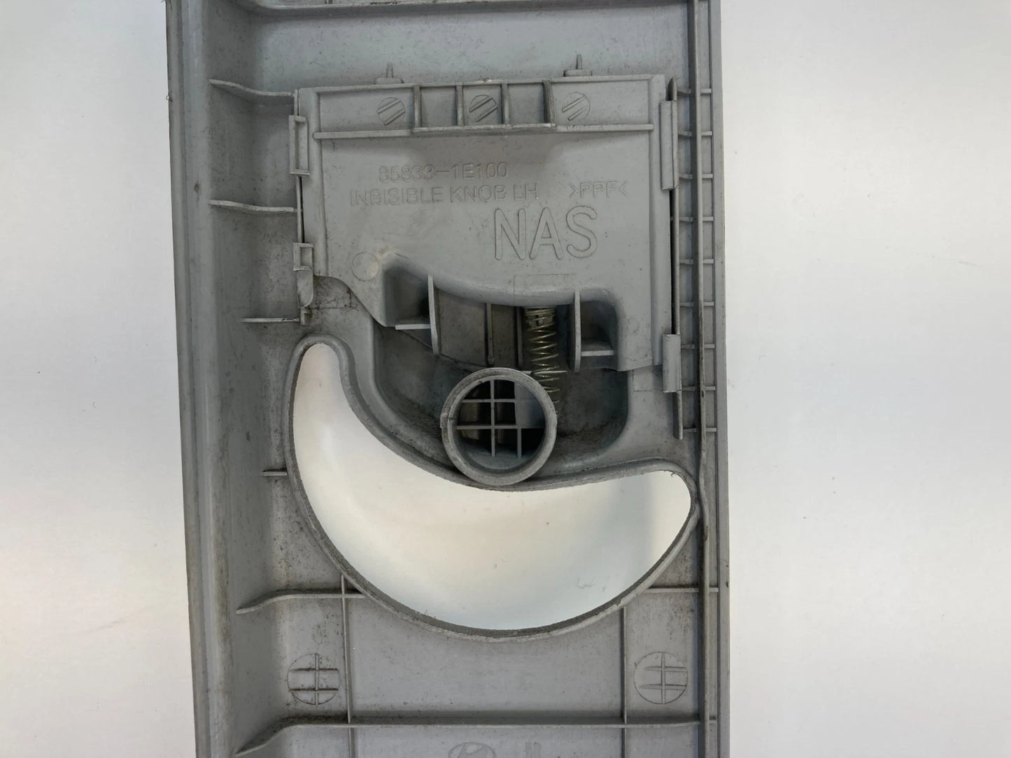 2006-2011 HYUNDAI ACCENT SEDAN FRONT LEFT SEAT BELT ADJUSTER COVER 85833-1E100