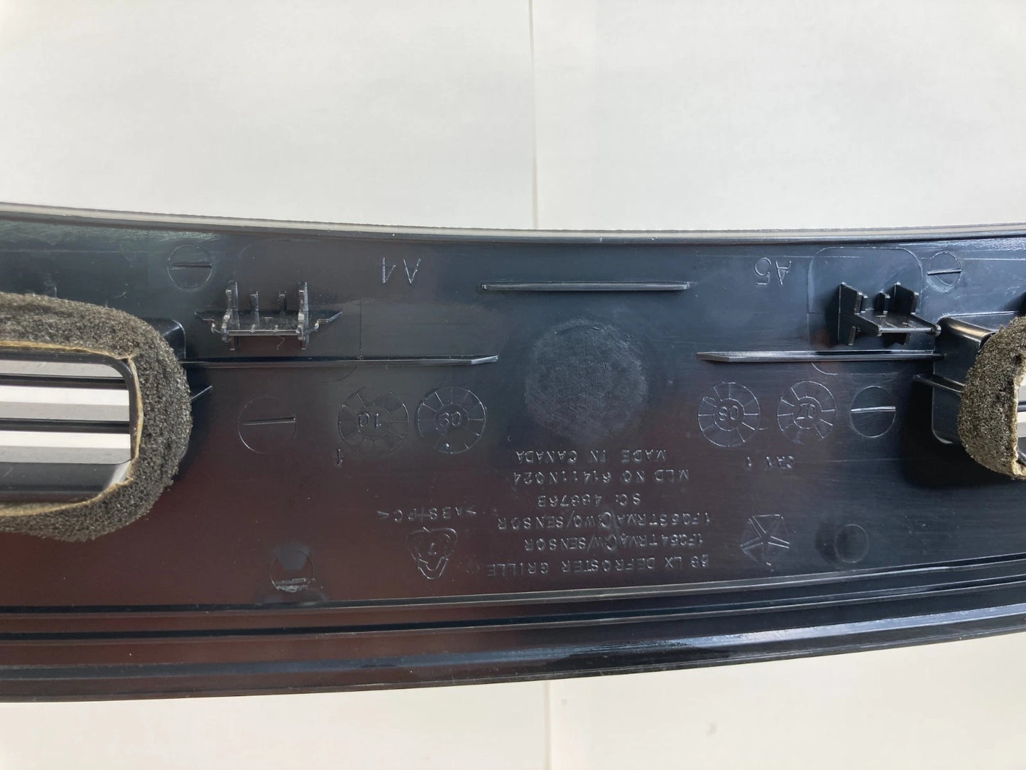 2008-2010 DODGE CHARGER CHRYSLER 300 DASH UPPER DEFROSTER GRILLE COVER 61411N024