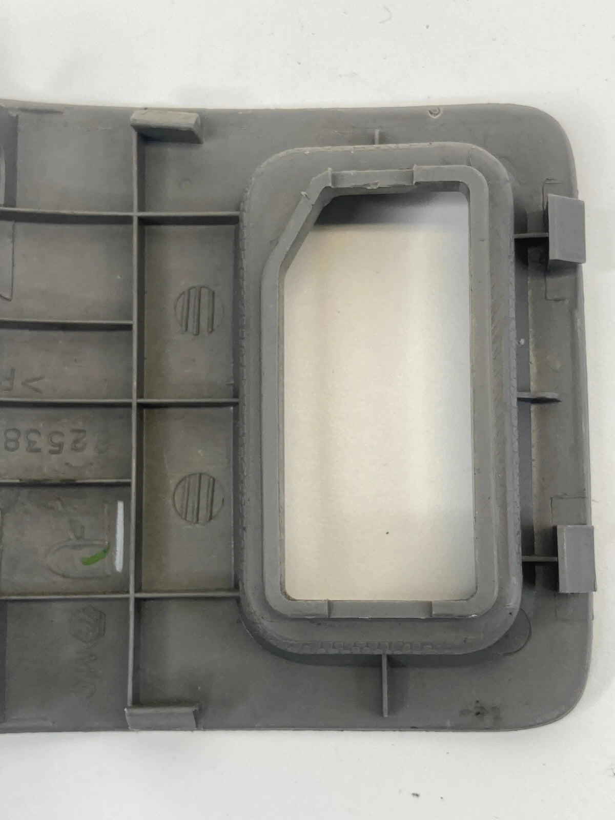 04-10 TOYOTA SIENNA REAR RIGHT INNER COURTESY LIGHT COVER TRIM 62538-AE020 OEM