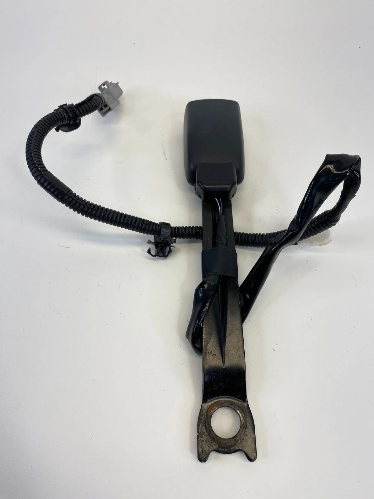 2005-2008 Pontiac Vibe Front Right Seat Belt Buckle 56458-A OEM