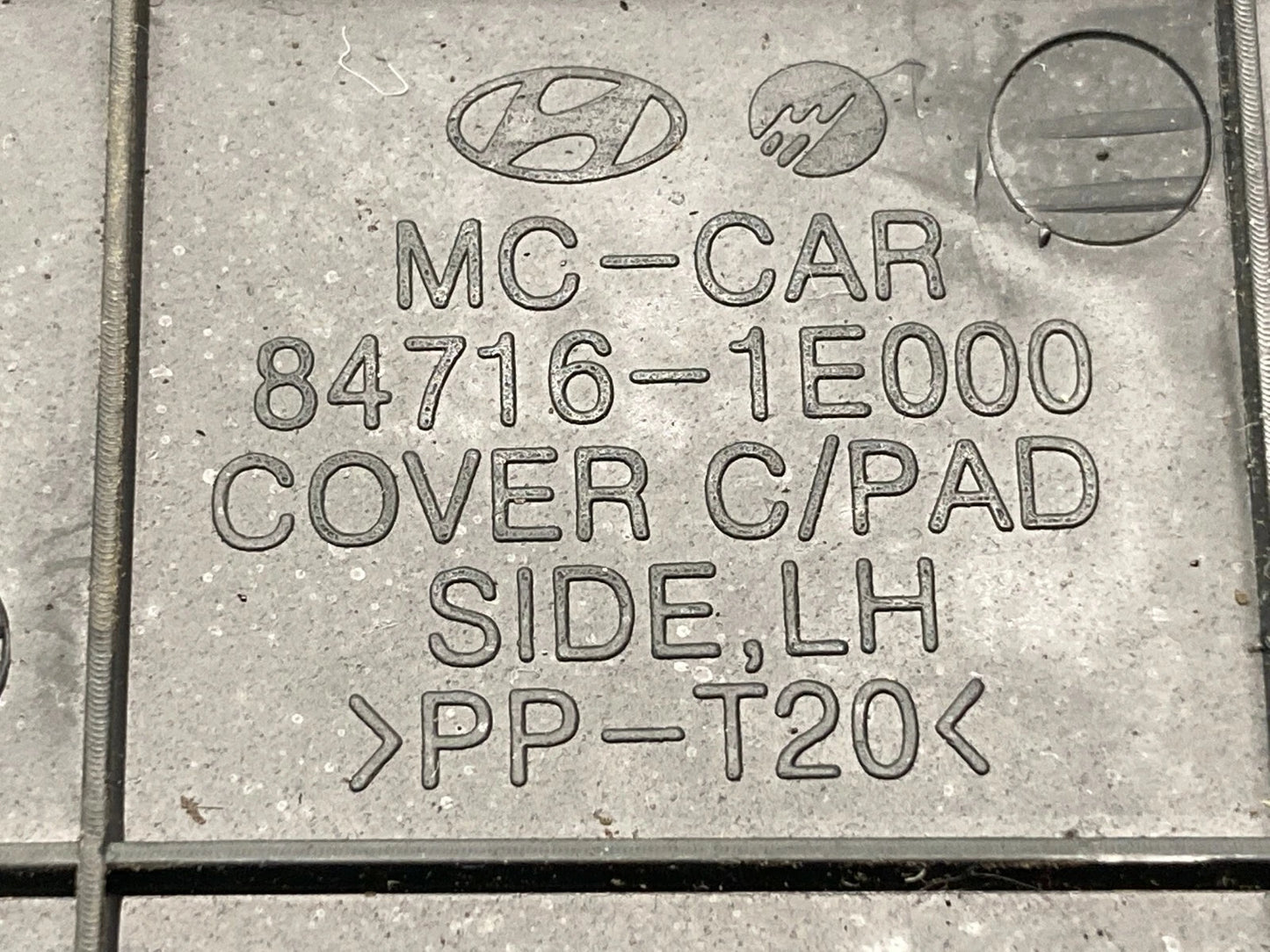 07-11 HYUNDAI ACCENT LEFT SIDE LOWER DASH COVER PAD TRIM PANEL 847161E000 OEM