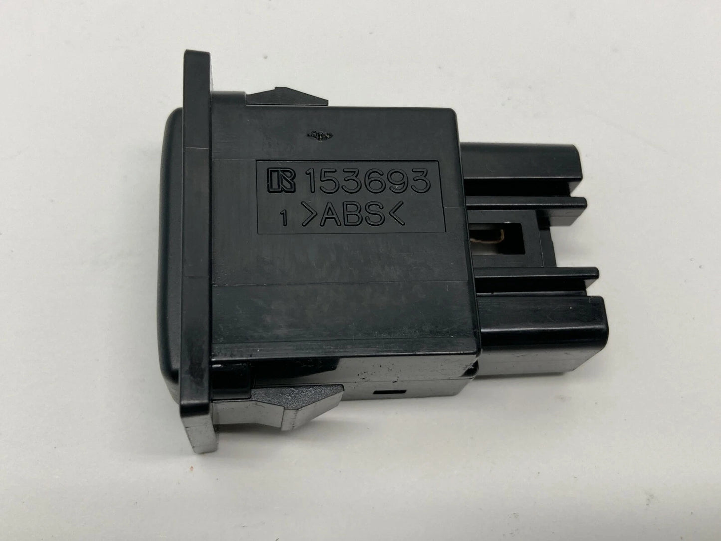03 04 05 06 07 08 PONTIAC VIBE TRUNK RELEASE OPENER CONTROL SWITCH BUTTON 153693