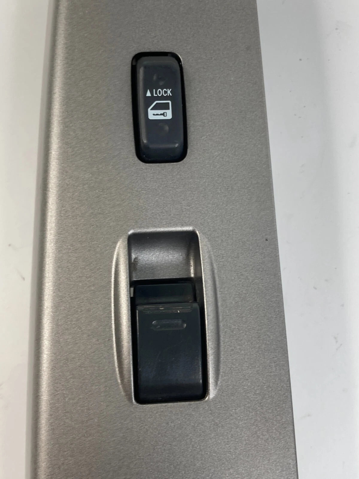 04-09 TOYOTA PRIUS FRONT RIGHT DOOR WINDOW CONTROL SWITCH BEZEL OEM 74231-47090