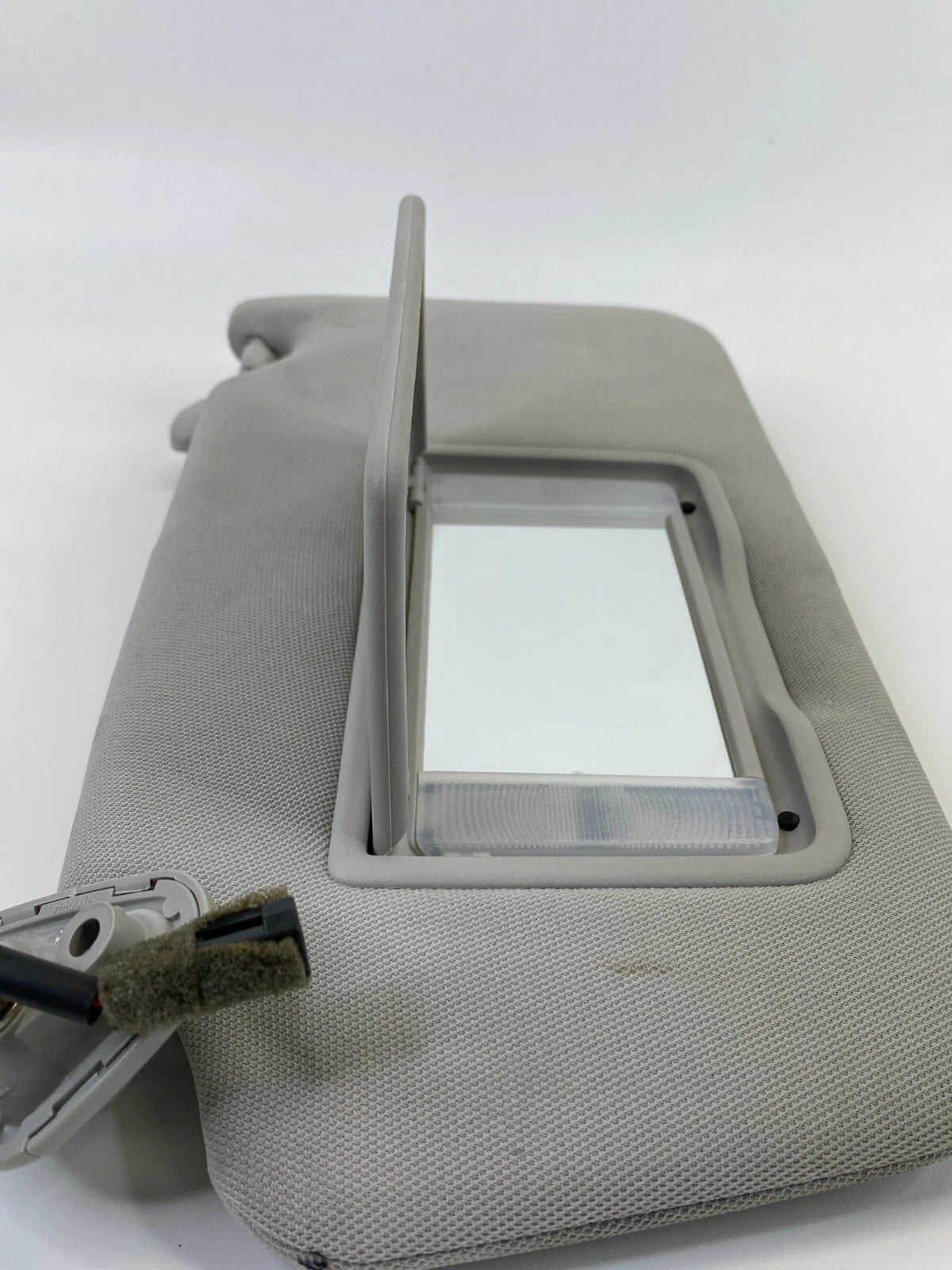 2010-2014 SUBARU LEGACY RIGHT SIDE SUNVISOR SUN VISOR SHADE W/ ILLUMINATION OEM