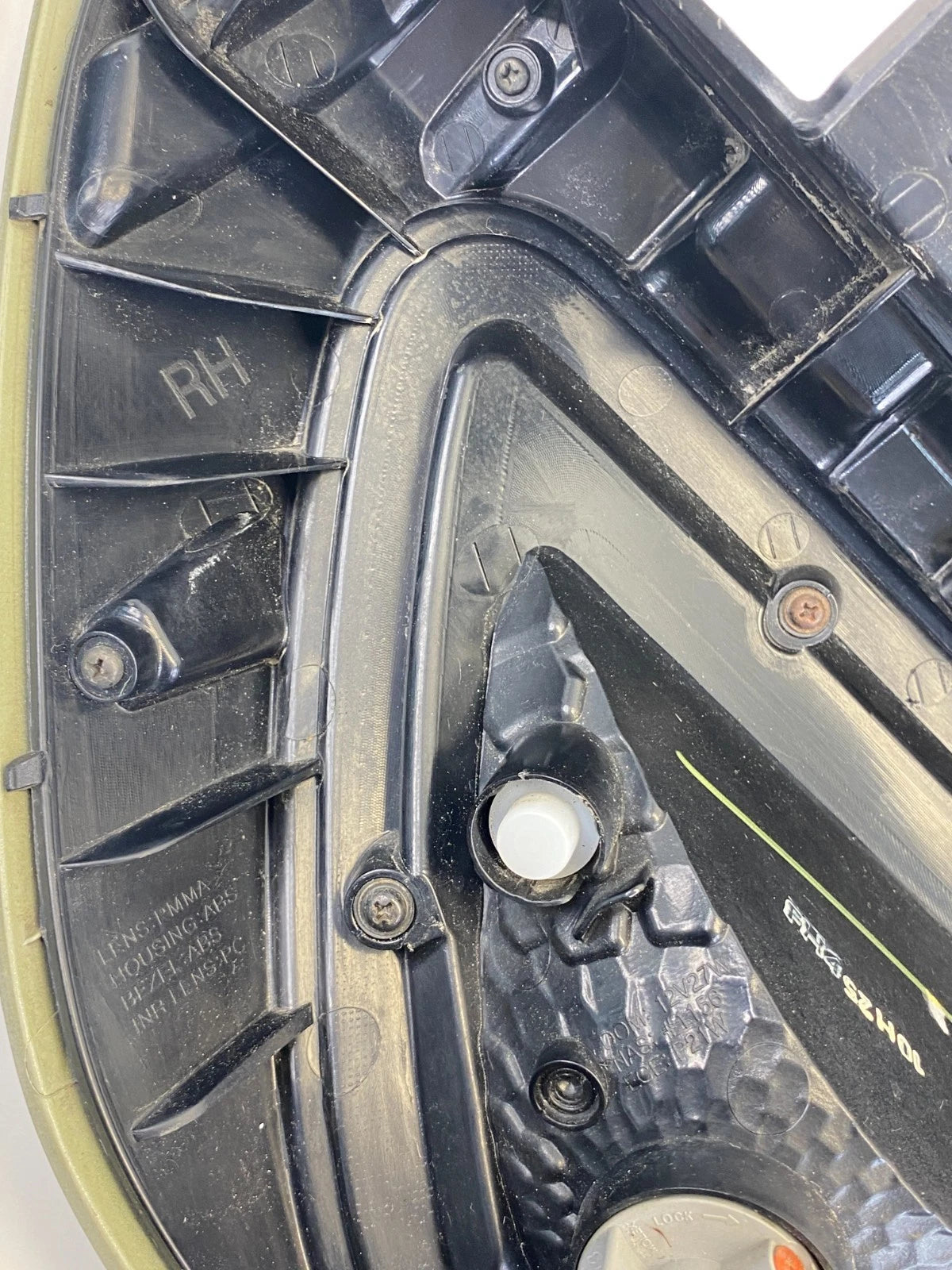 2010 2011 KIA SOUL RIGHT SIDE TAIL LIGHT LAMP BRAKE ASSEMBLY OEM 92402-2K0R