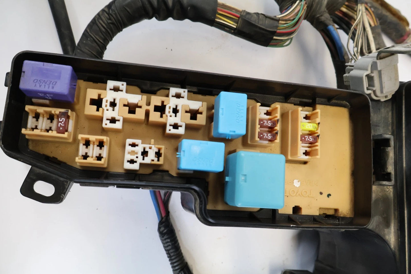 2005 2006 TOYOTA TUNDRA 4.7L ENGINE FUSE BOX RELAY COMPARTMENT BLOCK OEM