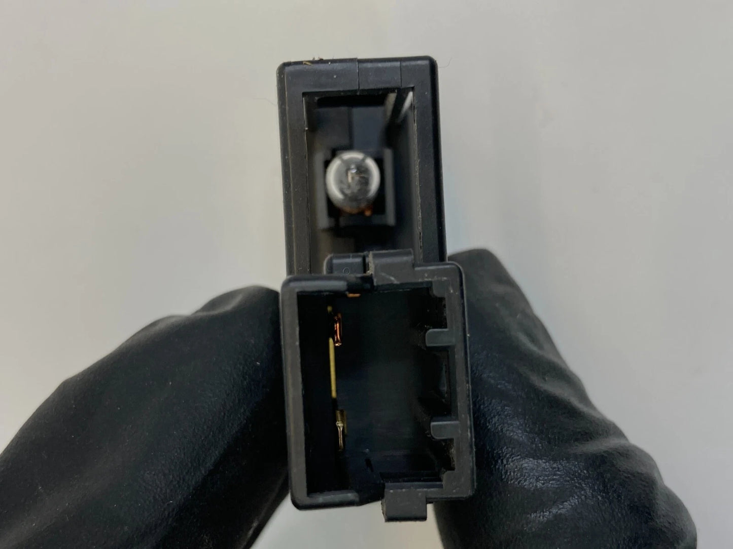 2007-2009 TOYOTA TUNDRA FRONT GLOVE BOX LIGHT LAMP CONTROL SWITCH 81260-33030