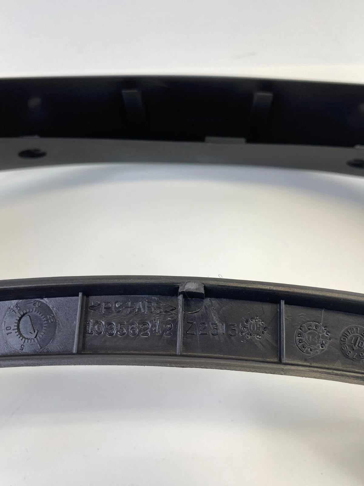06 07 SATURN VUE DASH INSTRUMENT SPEEDOMETER CLUSTER TRIM COVER BEZEL 10356212