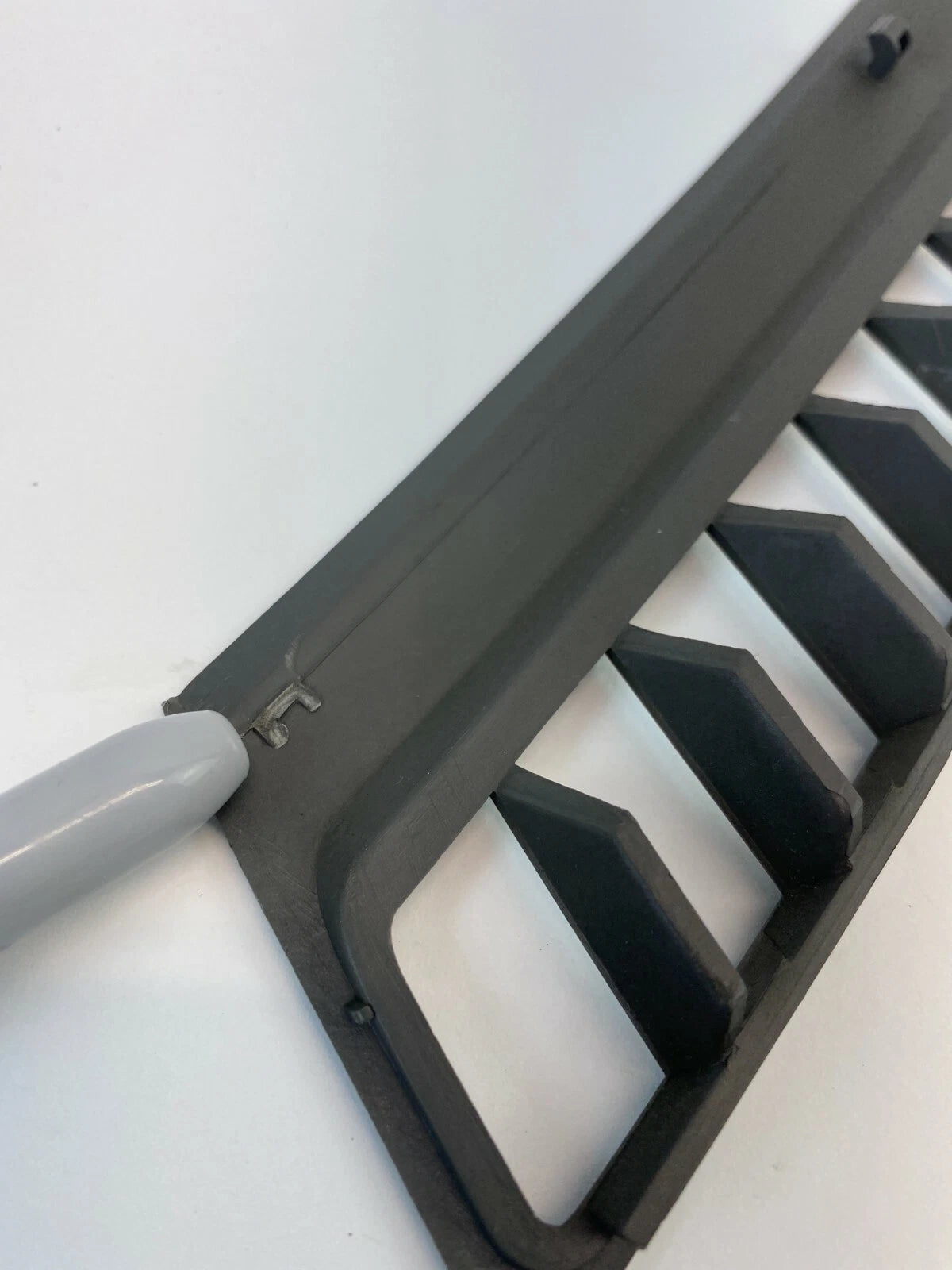 2005-2007 JEEP GRAND CHEROKEE UPPER RIGHT DASH DEFROST GARNISH VENT COVER TRIM