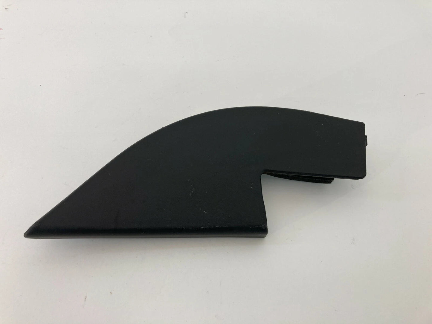 2007 2008 HYUNDAI ENTOURAGE FRONT LEFT DRIVER INNER CORNER MIRROR TRIM COVER OEM
