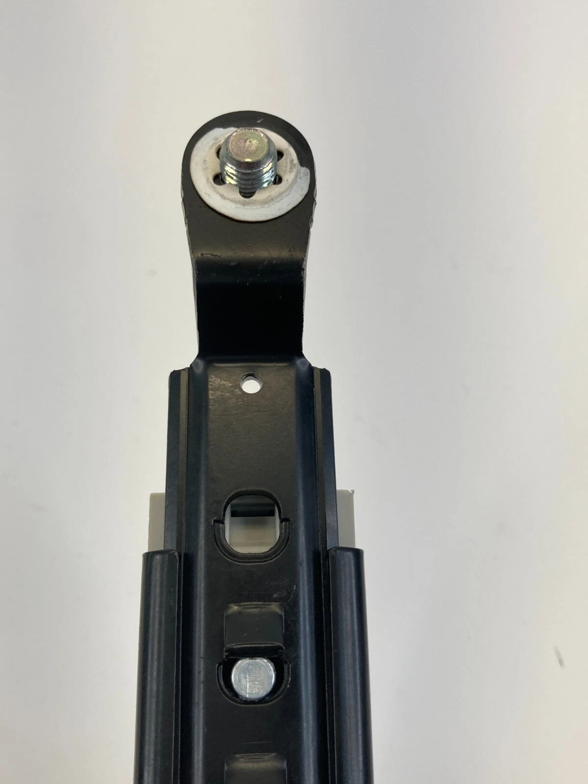 2010-2012 MAZDA CX-7 CX7 FRONT RIGHT PASSENGER SEAT BELT HEIGHT ADJUSTER OEM