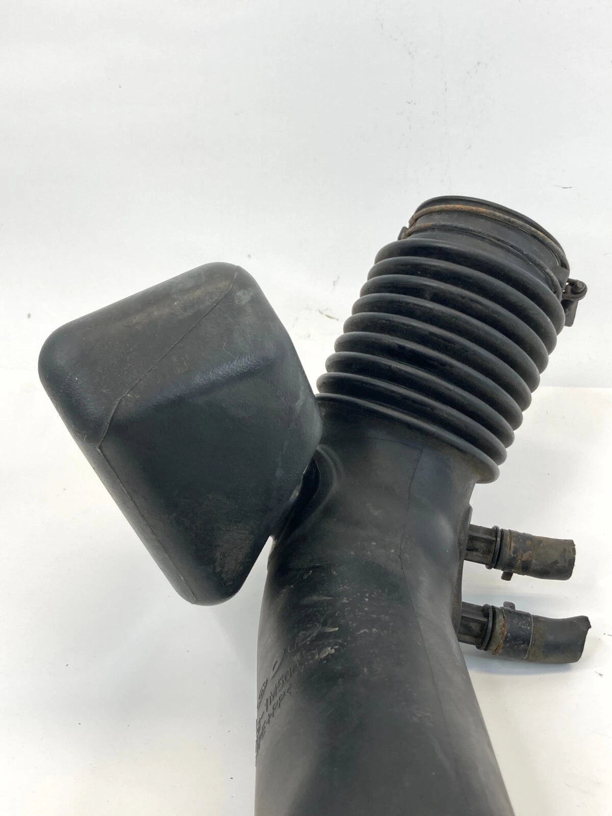 2010-2013 KIA FORTE 2.0L AIR INTAKE HOSE W/ RESONATOR UNIT FRONT OEM 28192-1M400
