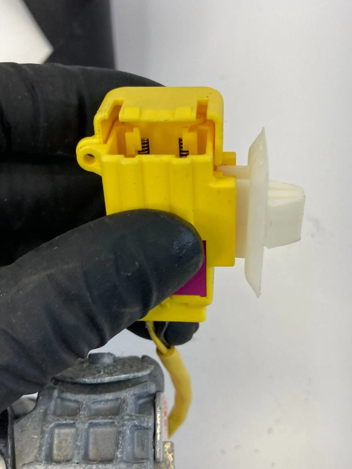 2005-2007 VOLKSWAGEN JETTA FRONT RIGHT SIDE SEAT BELT RETRACTOR 604003400A OEM