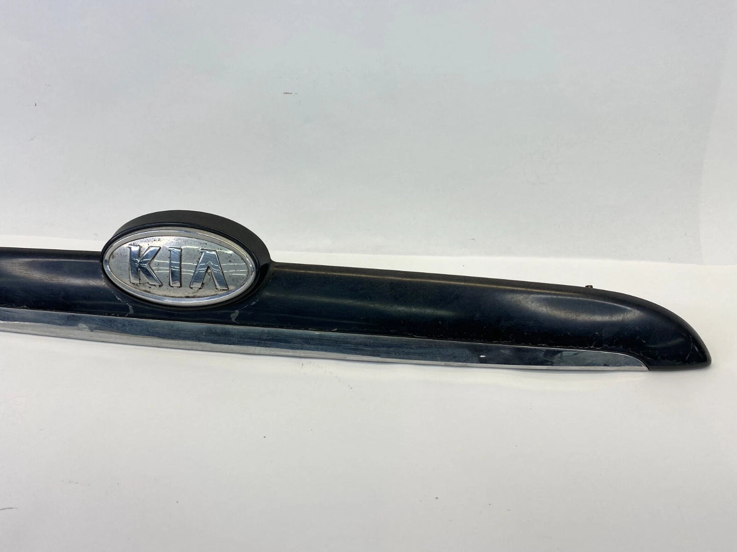 04-06 KIA SPECTRA REAR LID FINISH GARNISH LICENSE LIGHT PANEL MOLDING 925012F010