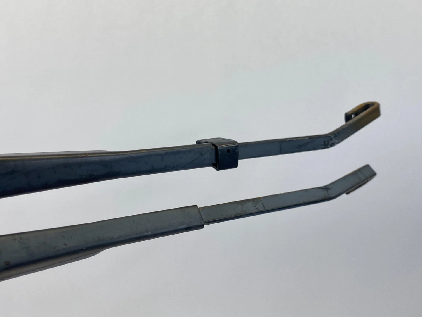 2003-2006 CHEVY TAHOE SILVERADO FRONT RIGHT & LEFT WINDSHIELD WIPER ARMS SET OEM
