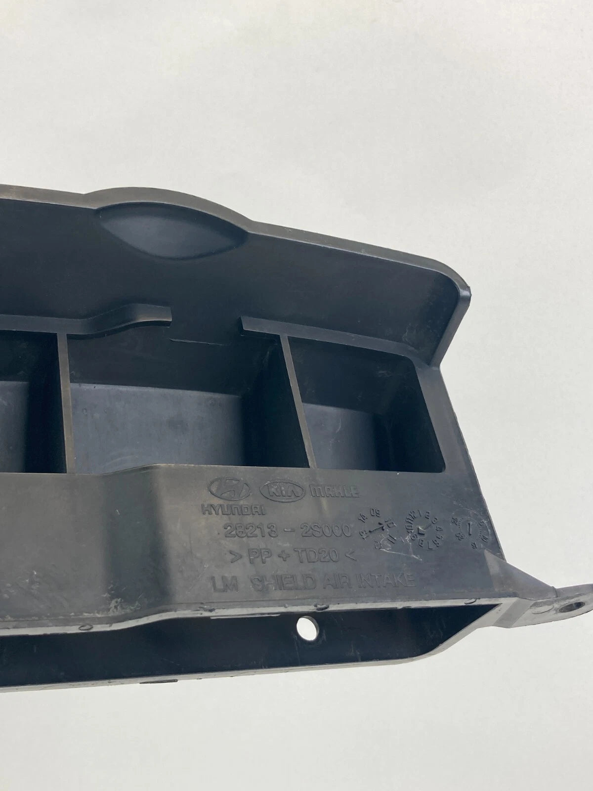 2010-2015 HYUNDAI TUCSON 2.4L L4 AIR INTAKE SHIELD DUCT SLAM TRIM 28213-2S000
