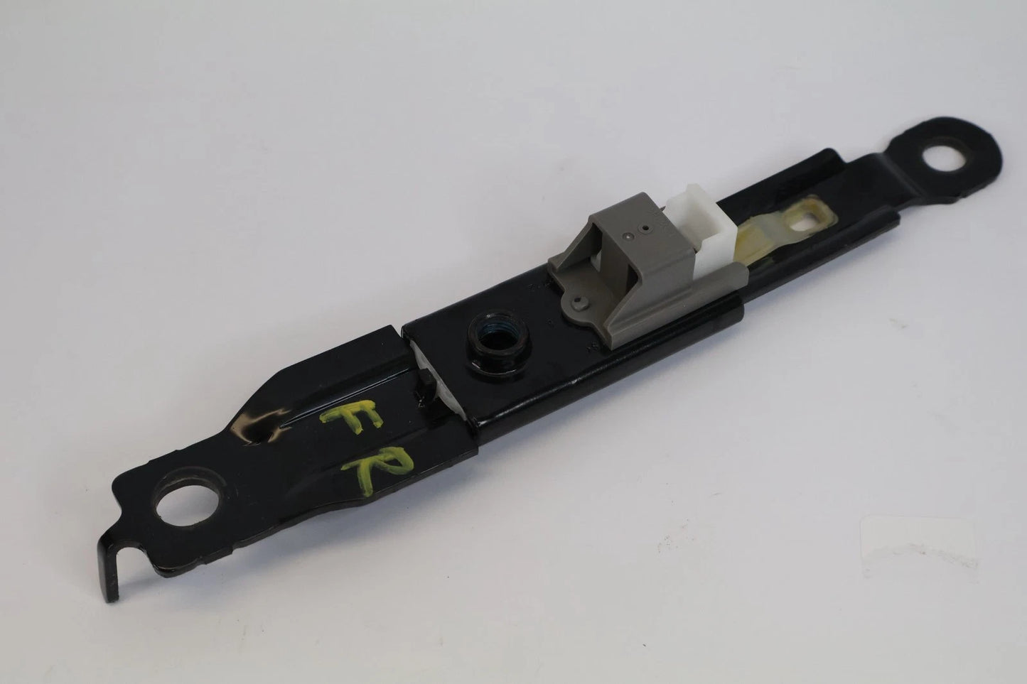 2012-2017 HYUNDAI ACCENT FRONT RIGHT PASSENGER SIDE SEAT BELT HEIGHT ADJUSTER