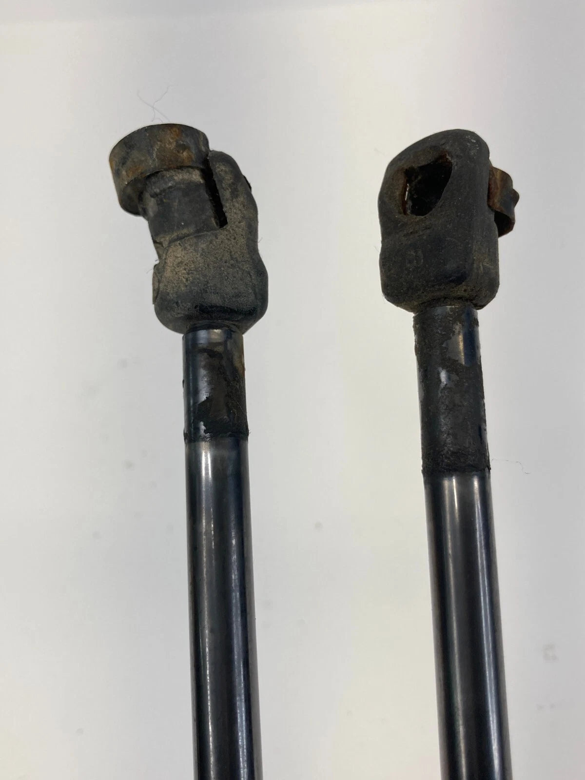 04-09 CADILLAC SRX BASE HATCH LIFTGATE LIFT CYLINDER STRUT SUPPORT PAIR 25736515