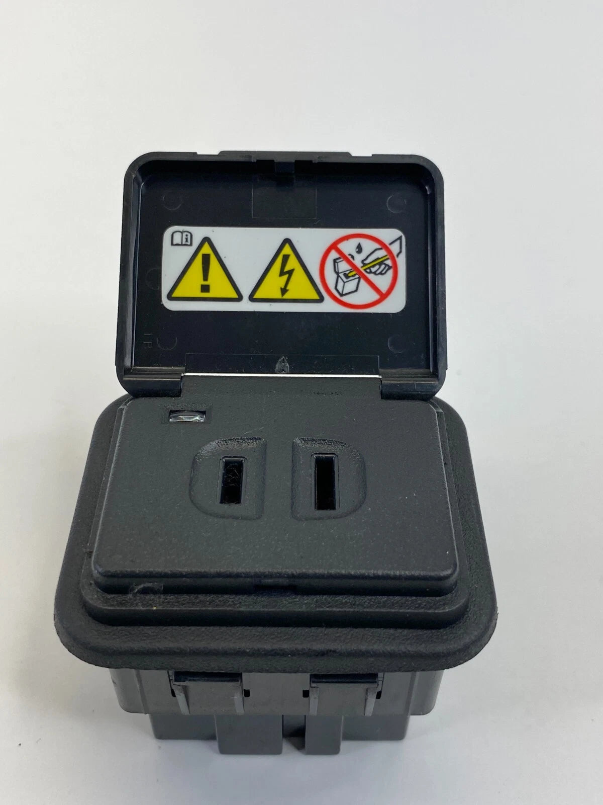 2006-2011 MERCEDES-BENZ ML350 POWER OUTLET PLUG SOCKET ASSY 000-820-53-51 OEM