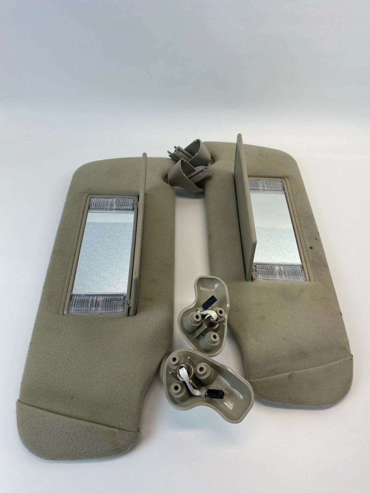 03-06 YUKON ESCALADE TAHOE W SUNROOF LEFT & RIGHT SUNVISOR SUN VISOR SET