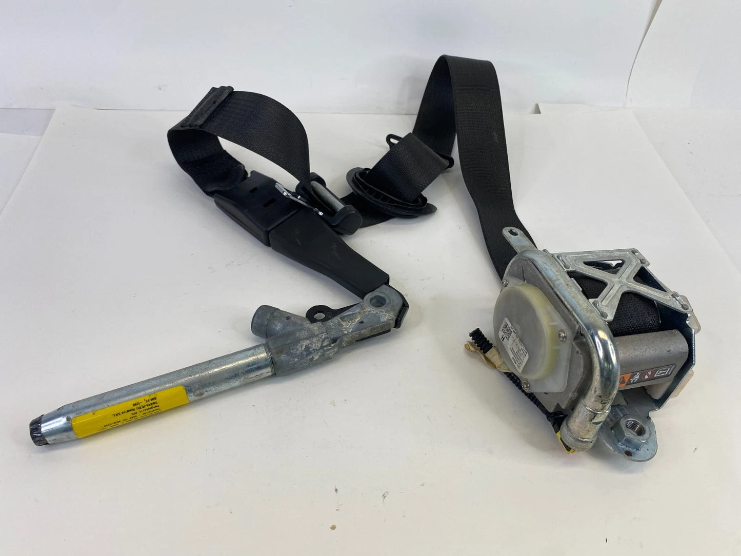 2010-2013 Buick LaCrosse Front Right Passenger Seat Belt Retractor OEM