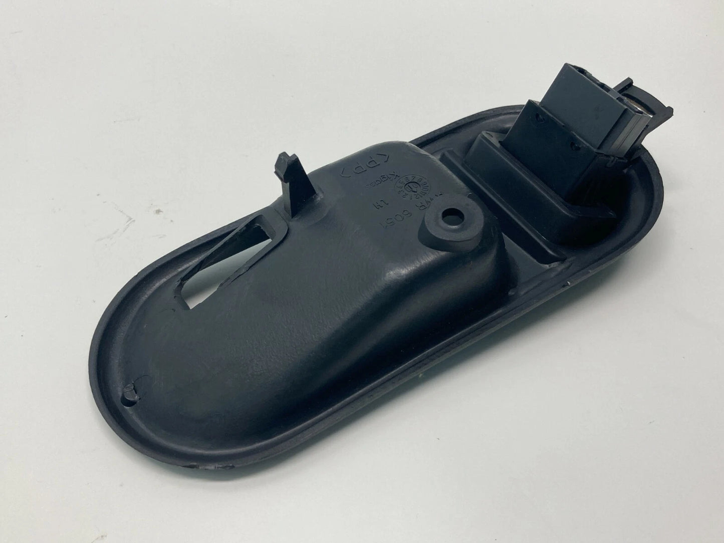 99-02 LAND ROVER DISCOVERY FRONT LEFT DOOR HANDLE BEZEL W/ WINDOW SWITCH AWR6051