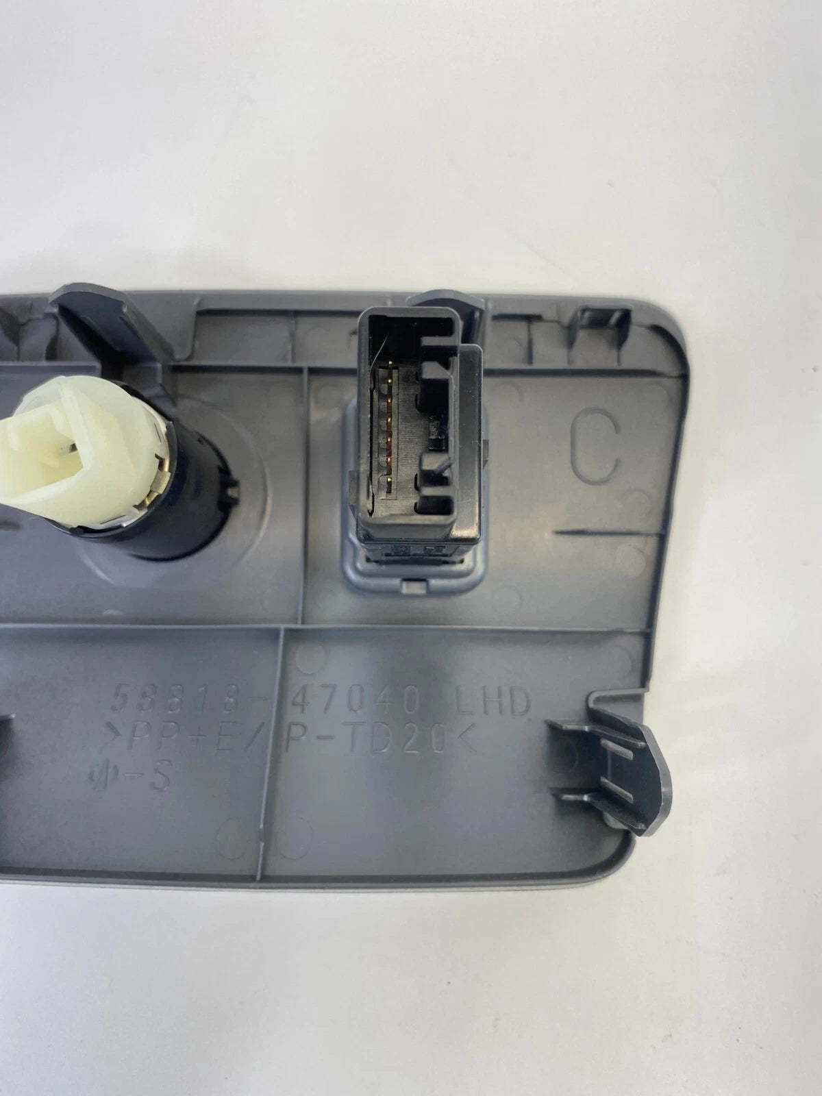 2010 2011 TOYOTA PRIUS CENTER CONSOLE TRIM HEATER SEAT WARMER SWITH POWER OUTLET