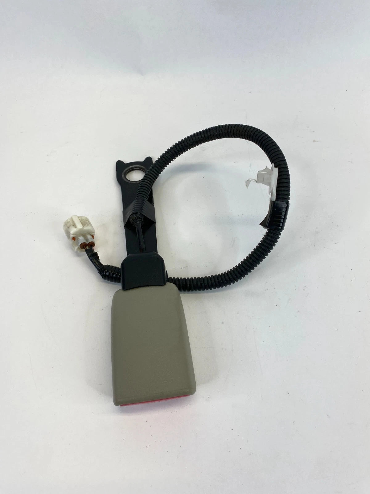 2010-2014 TOYOTA PRIUS FRONT RIGHT PASSENGER SIDE SEAT BELT BUCKLE OEM E034501