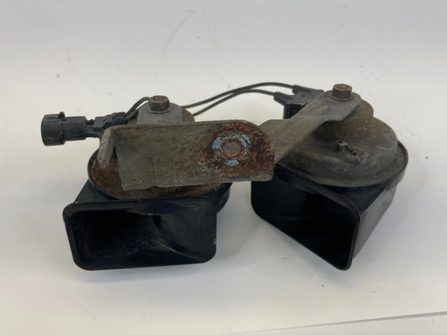 2002-2009 GMC ENVOY HIGH LOW NOTE HORN ALARM ASSEMBLY DUAL TONE FIAMM PAIR OEM