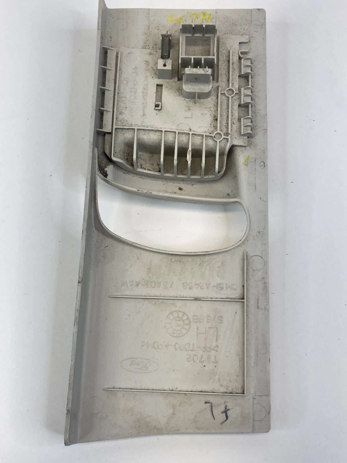 12-18 FORD FOCUS FRONT LEFT SEAT B-PILLAR TRIM ANCHOR COVER CM51A24582A04AAW OEM